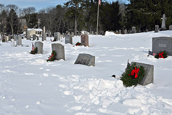 Wreaths on veteran's graves